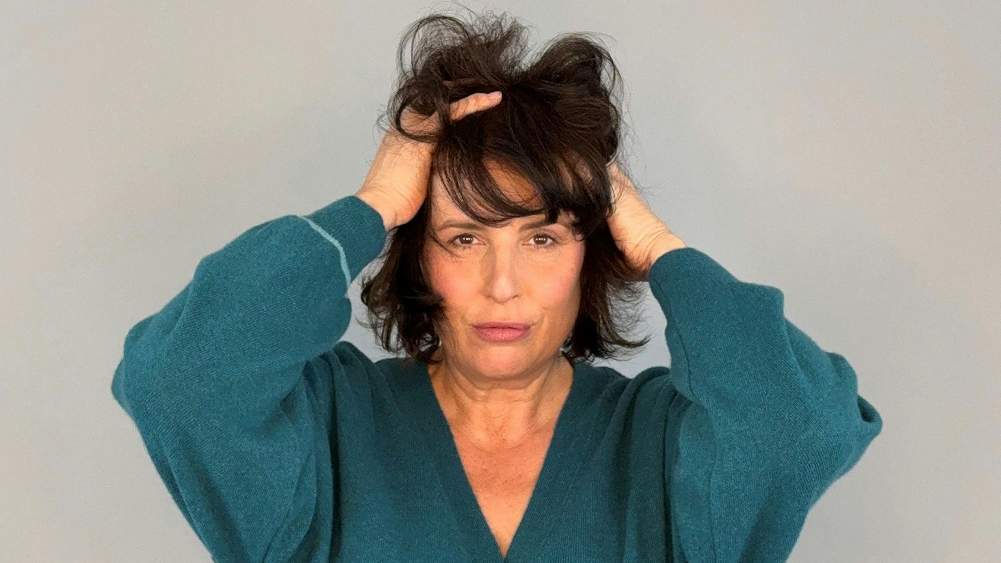 Schauspielerin Elena Uhlig rauft sich die Haare.