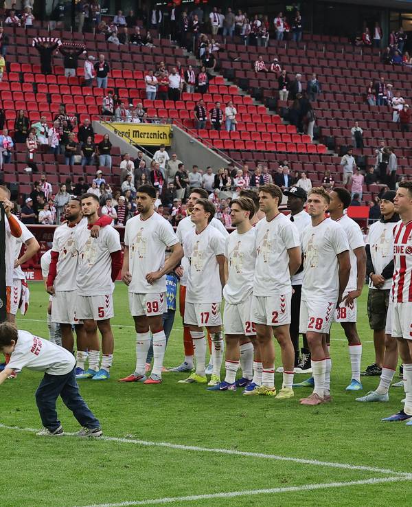 Die Mannschaft des 1. FC Köln steht vor ihren Fans.
