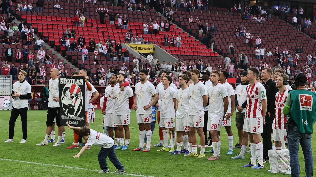 Die Mannschaft des 1. FC Köln steht vor ihren Fans.