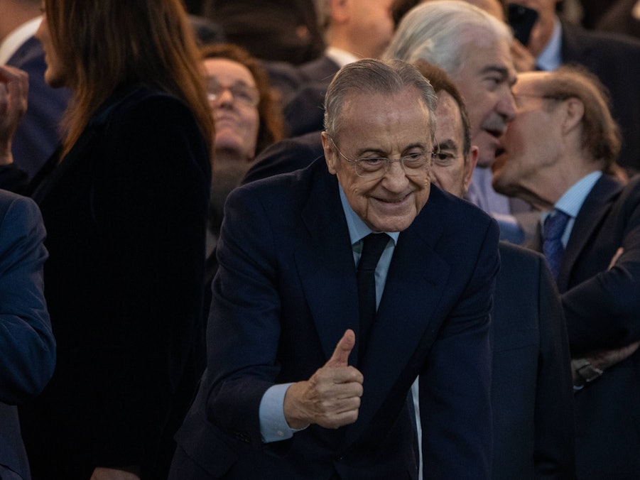 Florentino Pérez, lächelnder Mann im Anzug mit Daumen hoch