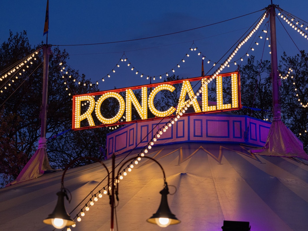 Blick auf das Zelt vom Circus Roncalli auf dem Neumarkt.