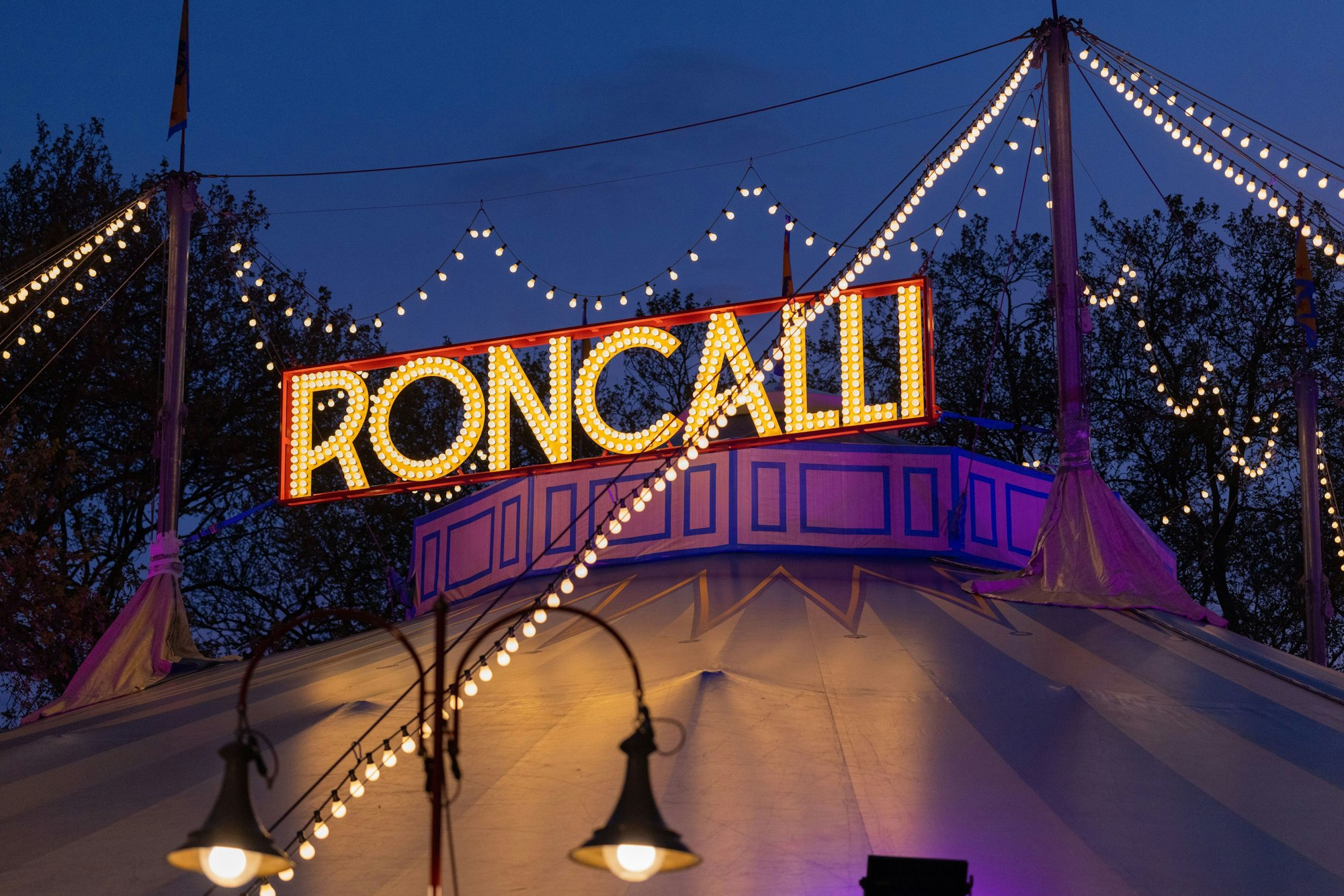Blick auf das Zelt vom Circus Roncalli auf dem Neumarkt.
