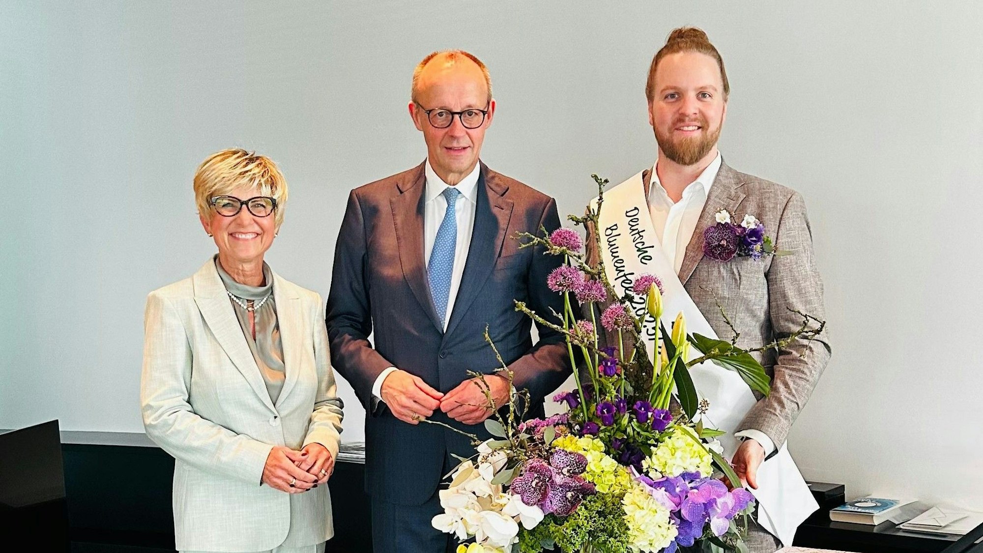 Im Bundeskanzleramt erhielt Bundeskanzler Friedrich Merz den traditionellen Blumengruß von ZVG-Präsidentin Eva Kähler-Theuerkauf und Blumenbotschafter Hannes Schrader.