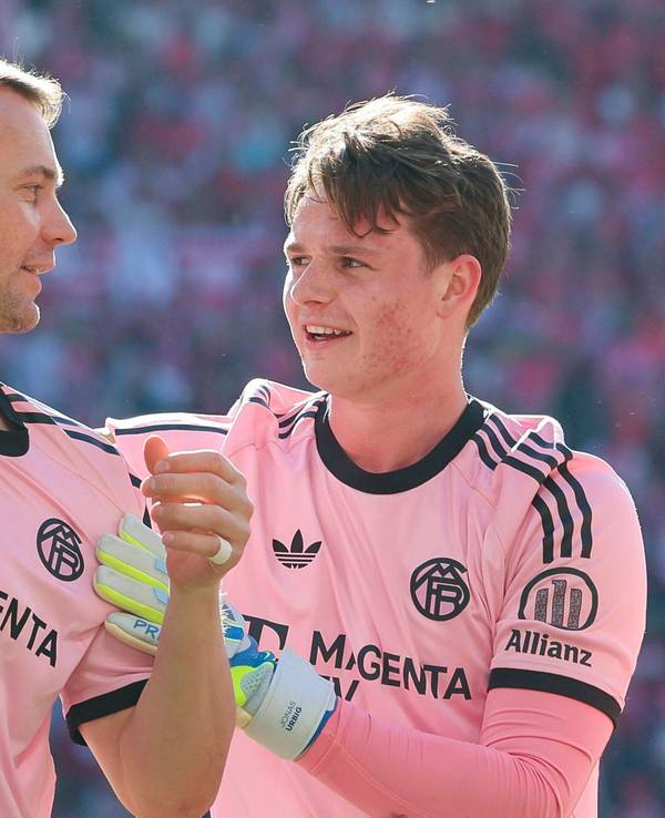 Manuel Neuer und Jonas Urbig jubeln gemeinsam.