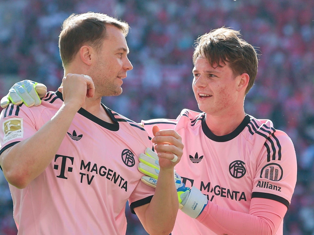 Manuel Neuer und Jonas Urbig jubeln gemeinsam.
