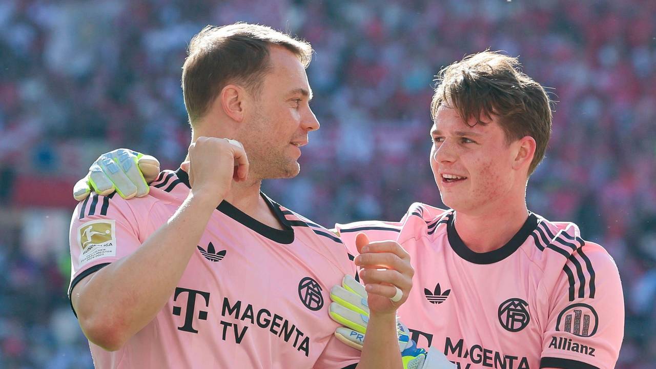 Manuel Neuer und Jonas Urbig jubeln gemeinsam.