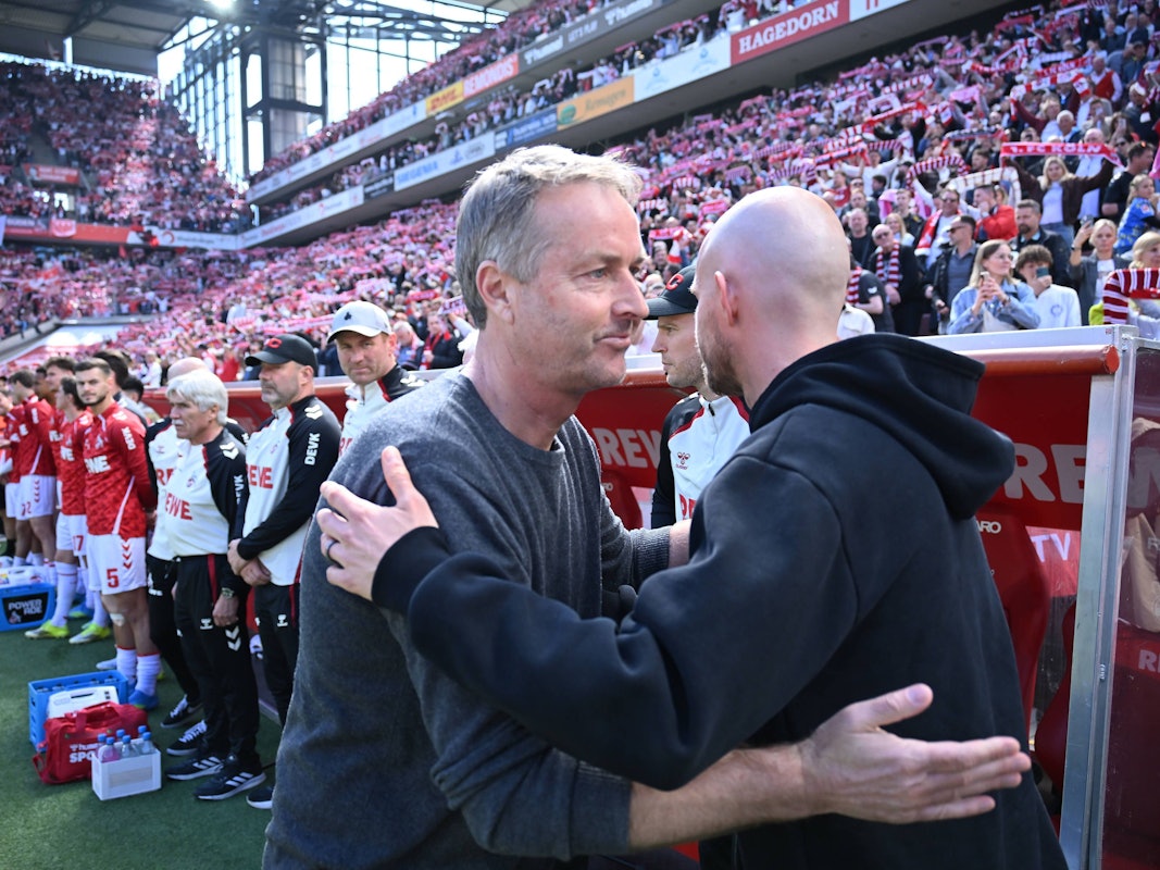 Kasper Hjulmand umarmt René Wagner vor dem Spiel zwischen Köln und Leverkusen.