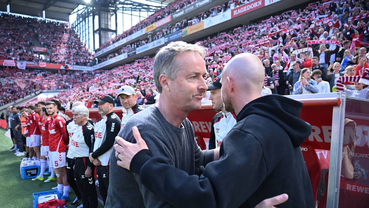 Kasper Hjulmand umarmt René Wagner vor dem Spiel zwischen Köln und Leverkusen.