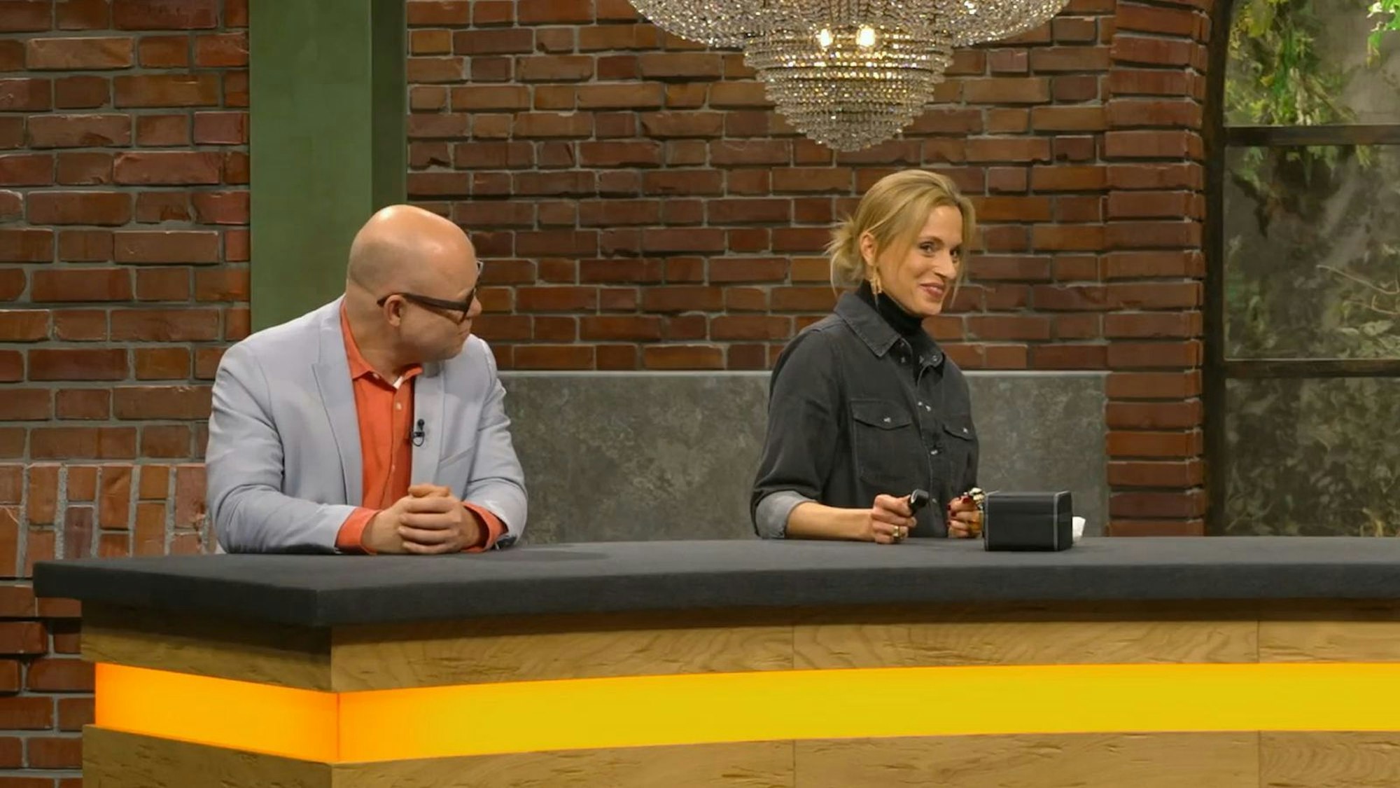 Lisa Nüdling tippte bei dem Armreif zunächst auf Cartier als Hersteller. (Bild: ZDF)