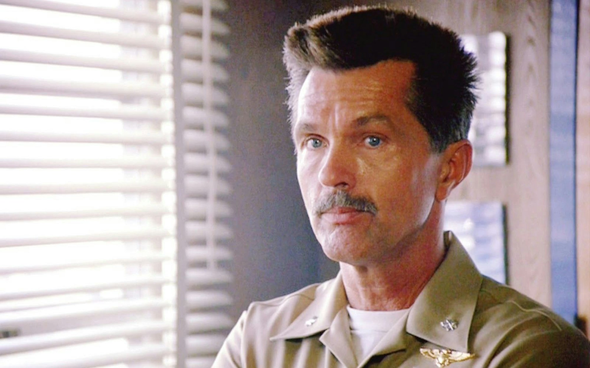 Er ist der Chefausbilder an der „United States Navy Fighter Weapons School“, der Elite-Jagdflugschule, besser bekannt als „TOPGUN“: Tom Skerritt spielt Commander Mike „Viper“ Metcalf. (Bild: TM & © 2017 by Paramount Pictures. All rights reserved. )