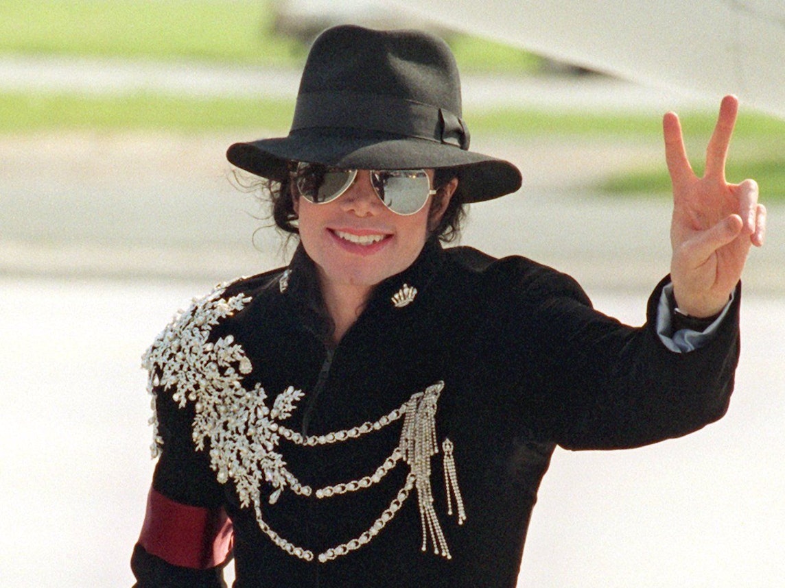 Megastar Michael Jackson lächelt und zeigt das Victory-Zeichen bei seiner Ankunft in Bremen.