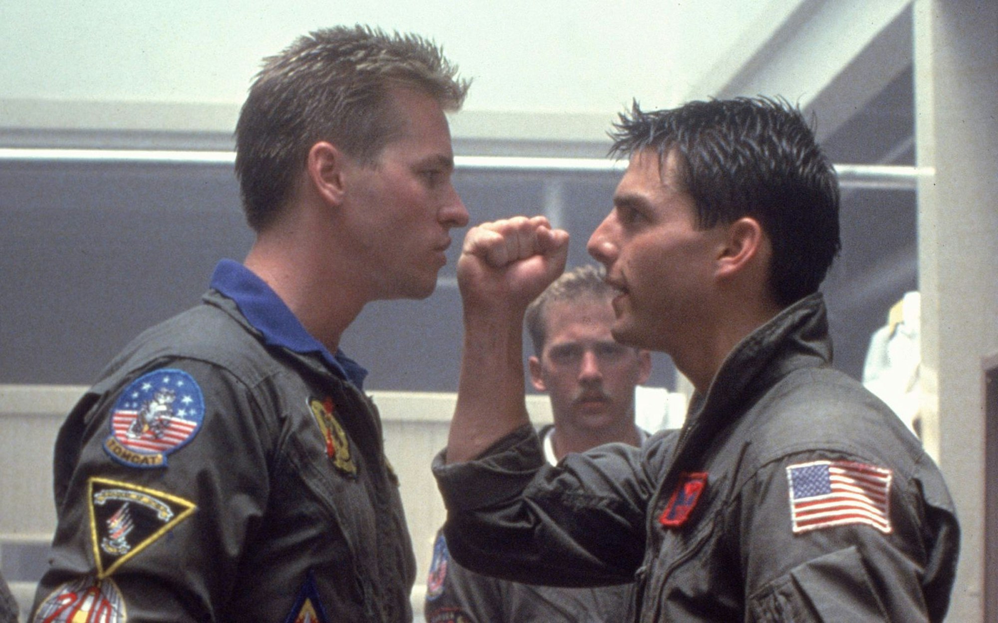 Zwei erbitterte Rivalen machen gute Miene zum bösen Spiel: „Maverick“ (Tom Cruise, rechts) und sein Dauerkonkurrent „Iceman“ (Val Kilmer). (Bild: TM & © 2017 by Paramount Pictures. All rights reserved. )