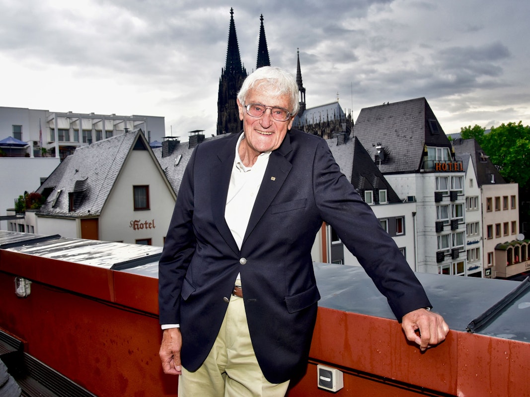 Seine Stimme war sein Markenzeichen, Tausende Fußball-Fans erkannten sie sofort: Dietmar Schott war 43 Jahre beim WDR, viele davon als Sportchef.