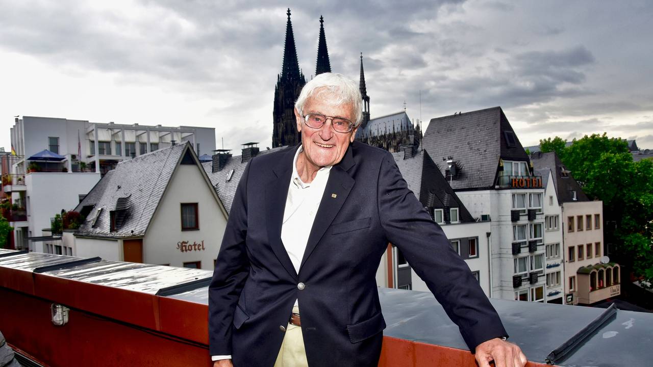 Seine Stimme war sein Markenzeichen, Tausende Fußball-Fans erkannten sie sofort: Dietmar Schott war 43 Jahre beim WDR, viele davon als Sportchef.