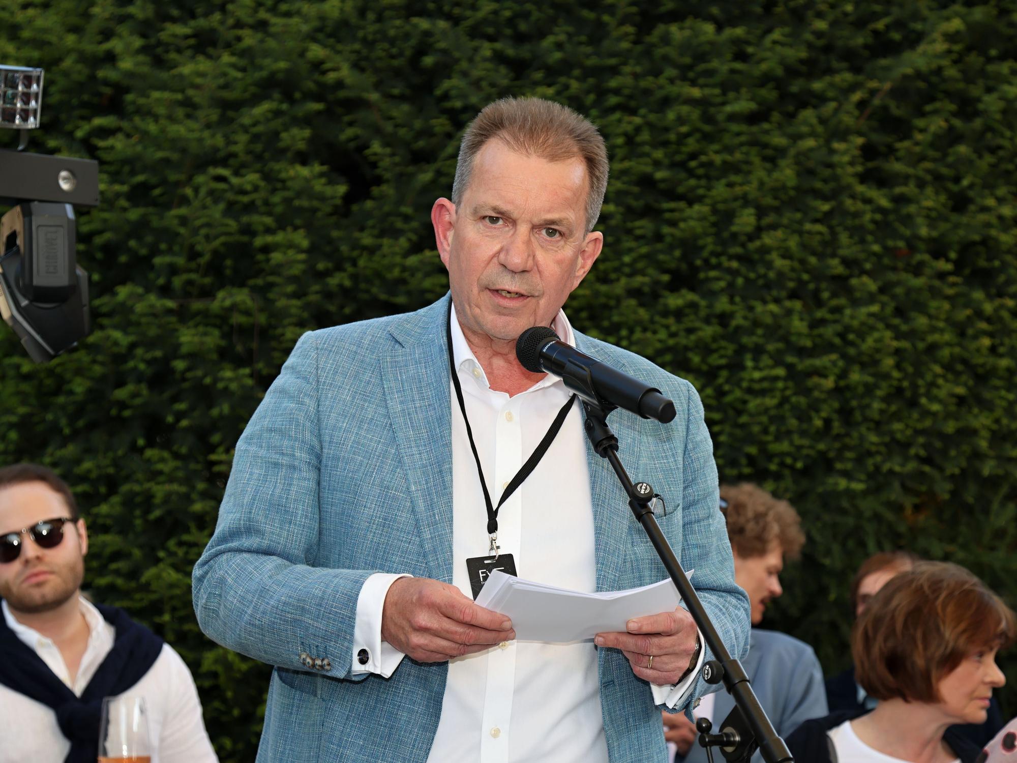 Ralf Nüsser hält eine Ansprache.