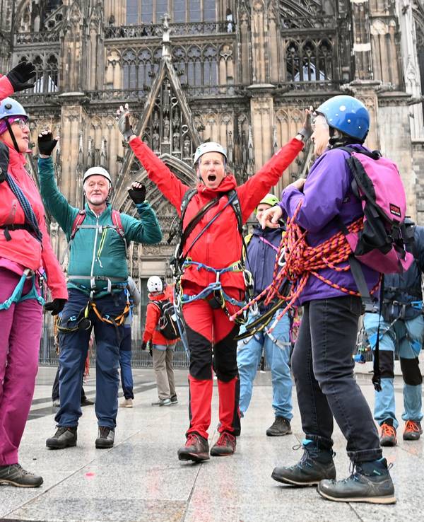 Flashmob des Kölner Alpenvereins vor dem Dom.