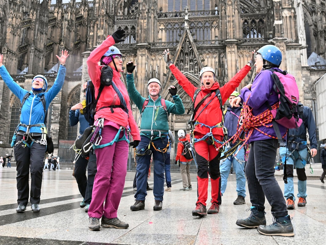 Flashmob des Kölner Alpenvereins vor dem Dom.