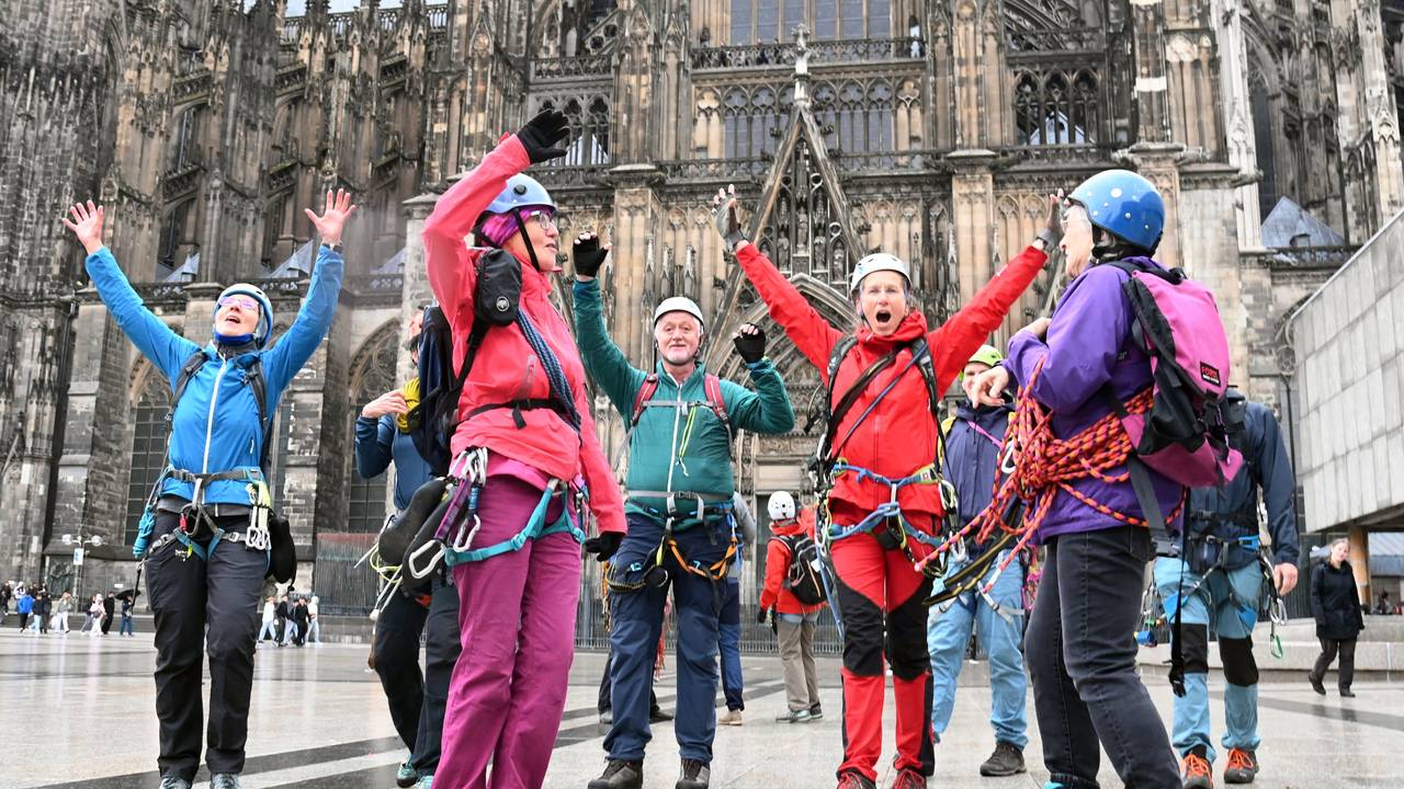 Flashmob des Kölner Alpenvereins vor dem Dom.