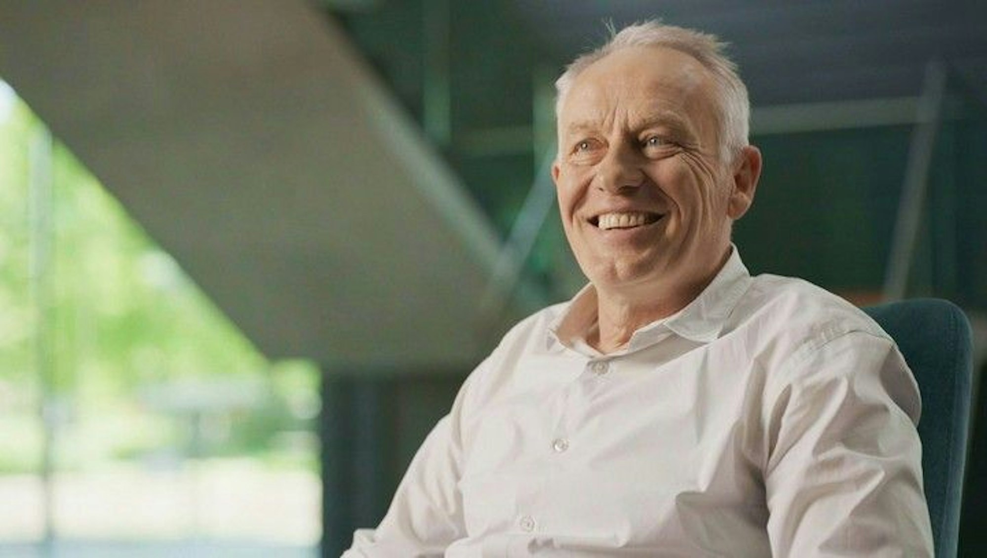 Ein glücklich lachender Christian Streich.