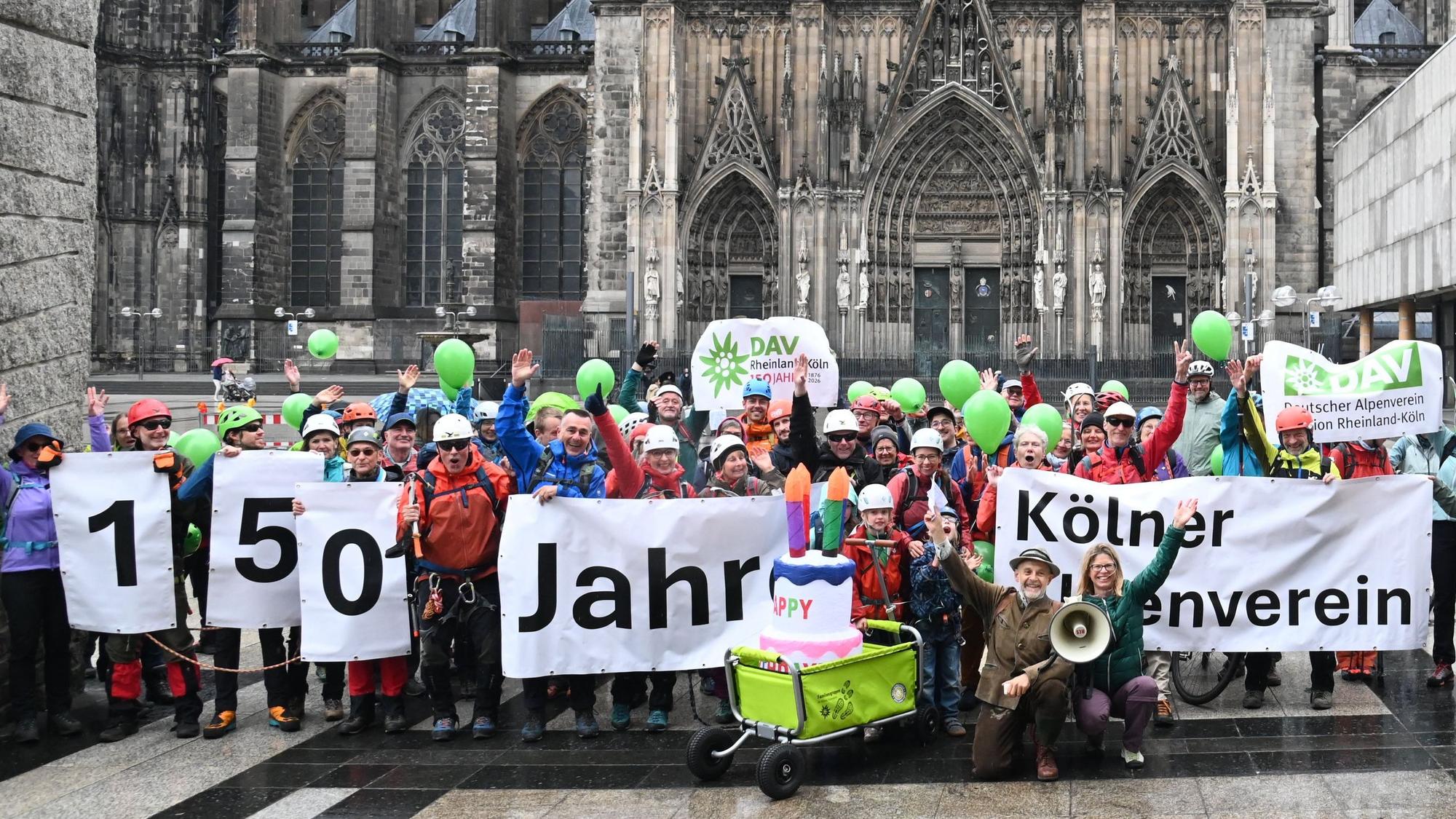 Flashmob des Kölner Alpenvereins vor dem Dom.