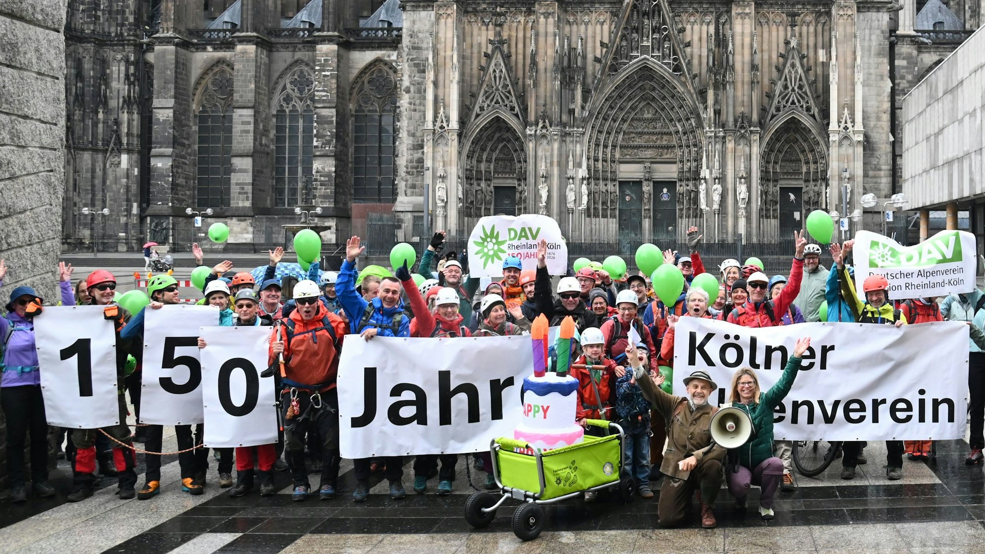 Flashmob des Kölner Alpenvereins vor dem Dom.