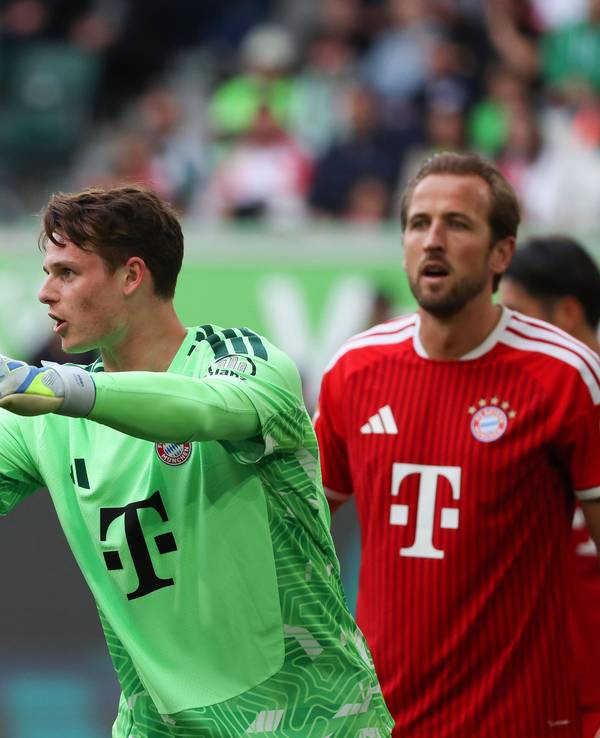 Jonas Urbig dirigiert seine Abwehr.