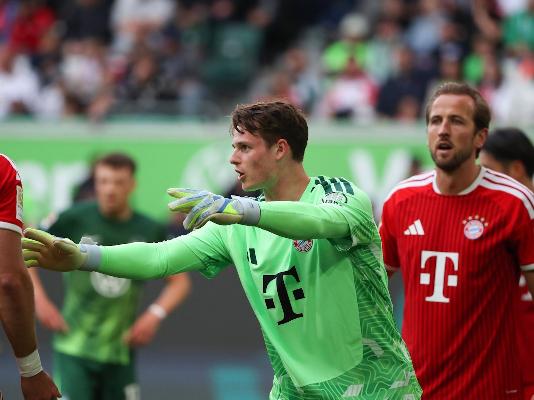 Jonas Urbig dirigiert seine Abwehr.