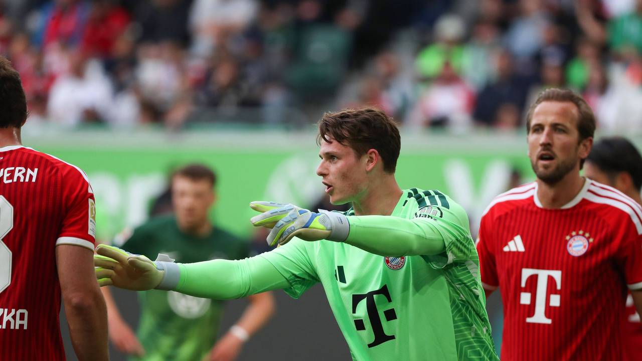 Jonas Urbig dirigiert seine Abwehr.
