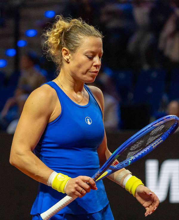 Bei einem Tennisspiel hält Laura Siegemund einen Schläger in der Hand.