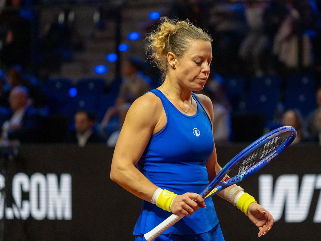 Bei einem Tennisspiel hält Laura Siegemund einen Schläger in der Hand.