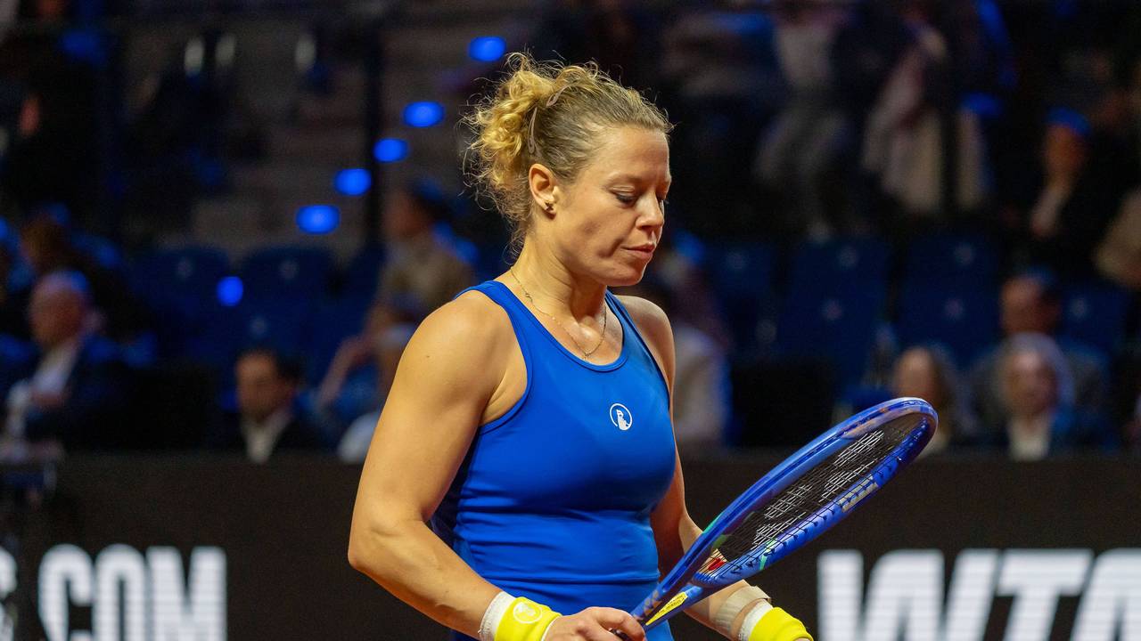 Bei einem Tennisspiel hält Laura Siegemund einen Schläger in der Hand.