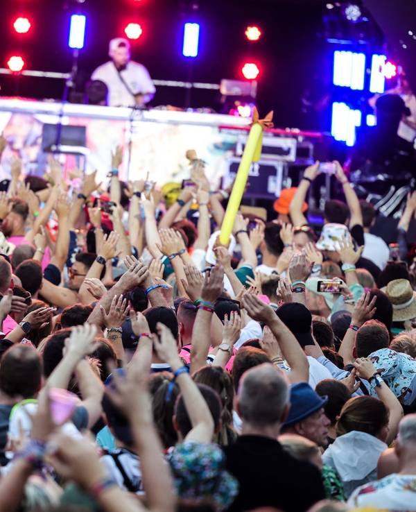Besucher feiern beim Parookaville-Festival 2025