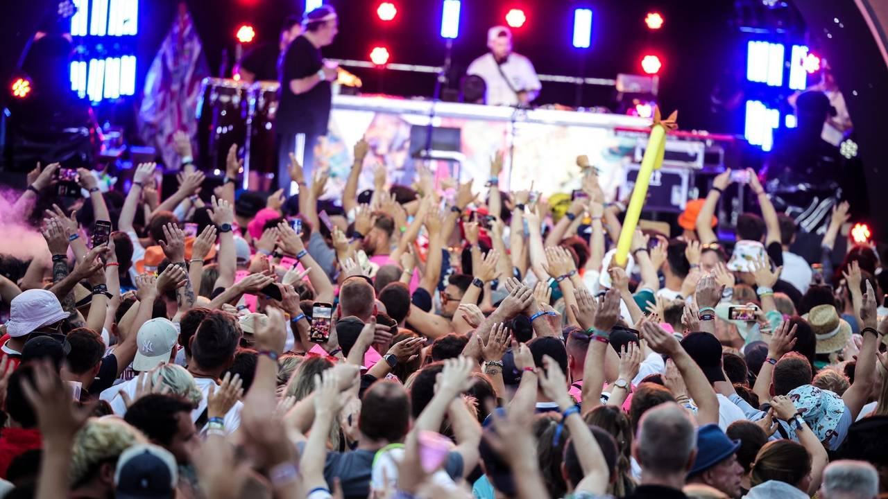 Besucher feiern beim Parookaville-Festival 2025