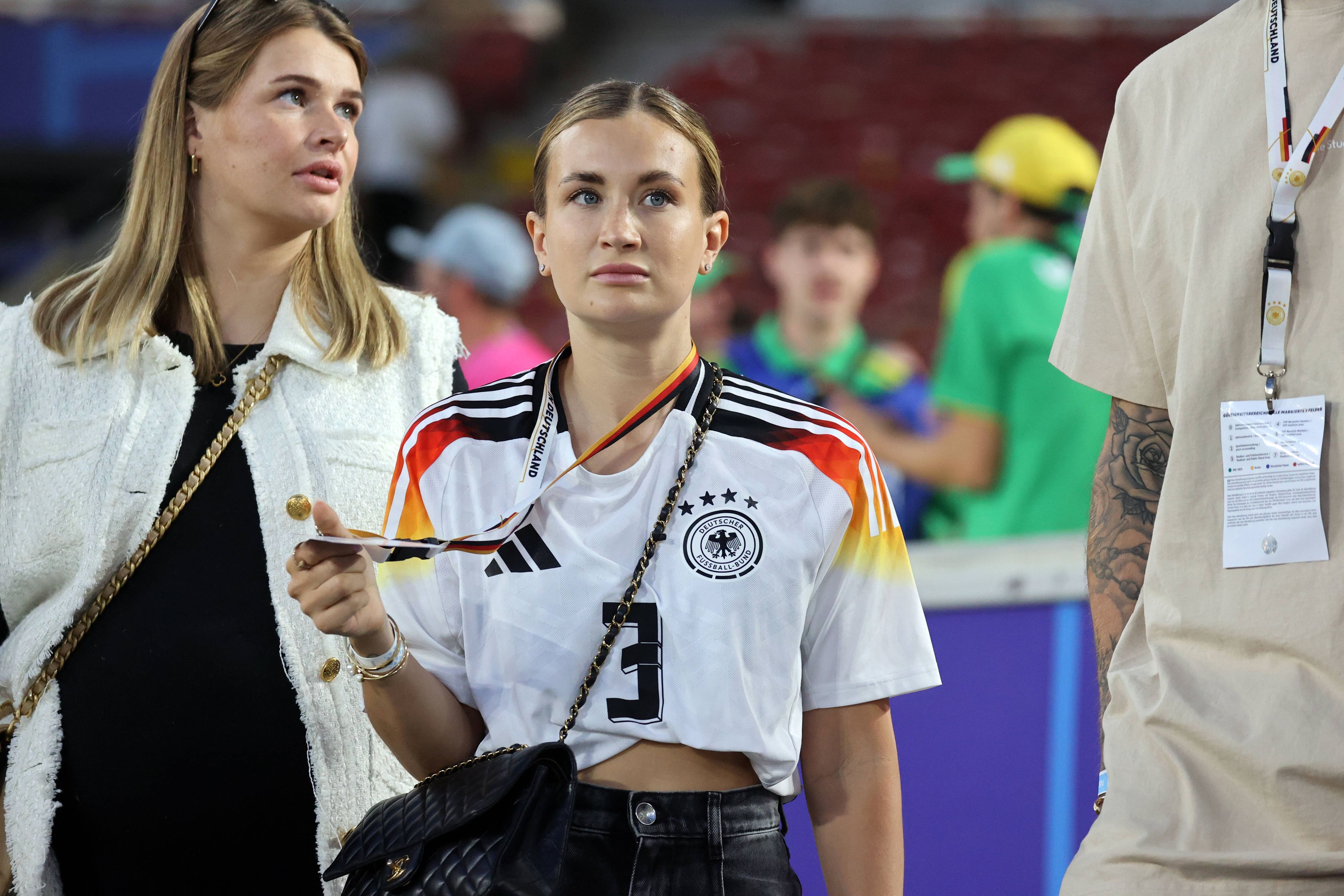 Katharina steht nach einem Spiel der deutschen Nationalmannschaft an der Seitenlinie.