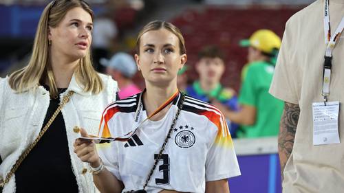 Katharina steht nach einem Spiel der deutschen Nationalmannschaft an der Seitenlinie.