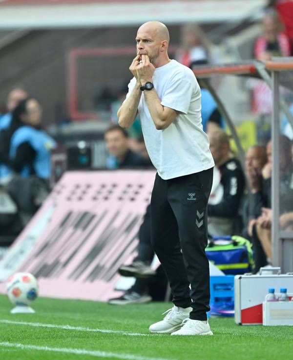Kölns Trainer René Wagner (r, 1. FC Köln) pfeift am Spielfeldrand.