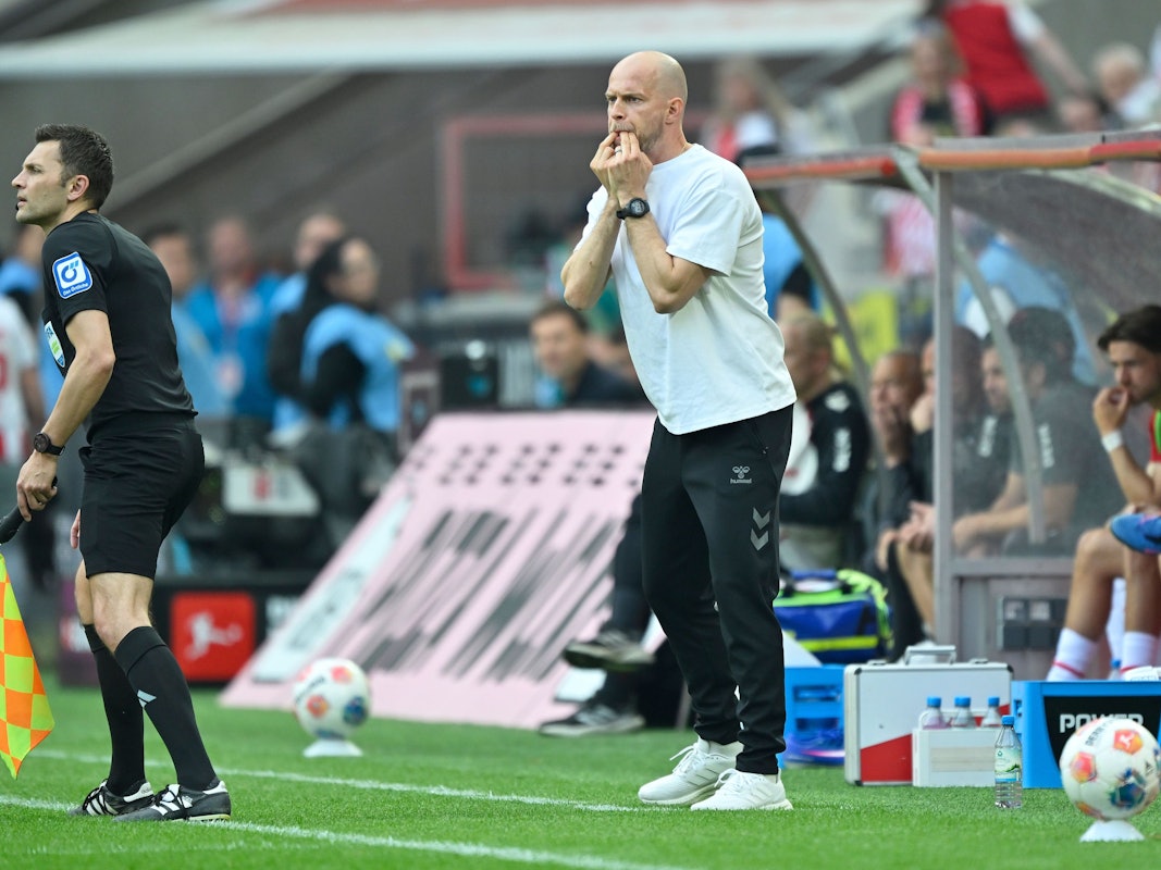 Kölns Trainer René Wagner (r, 1. FC Köln) pfeift am Spielfeldrand.