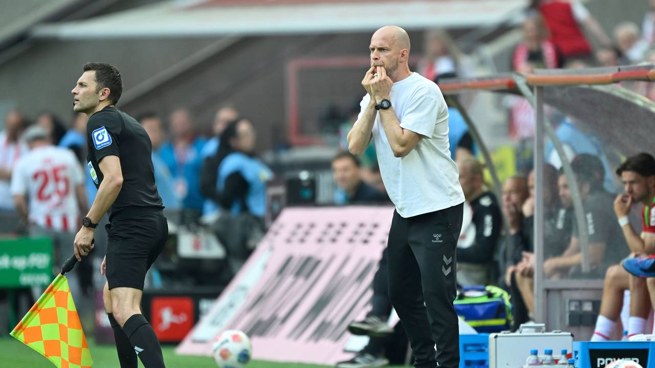 Kölns Trainer René Wagner (r, 1. FC Köln) pfeift am Spielfeldrand.