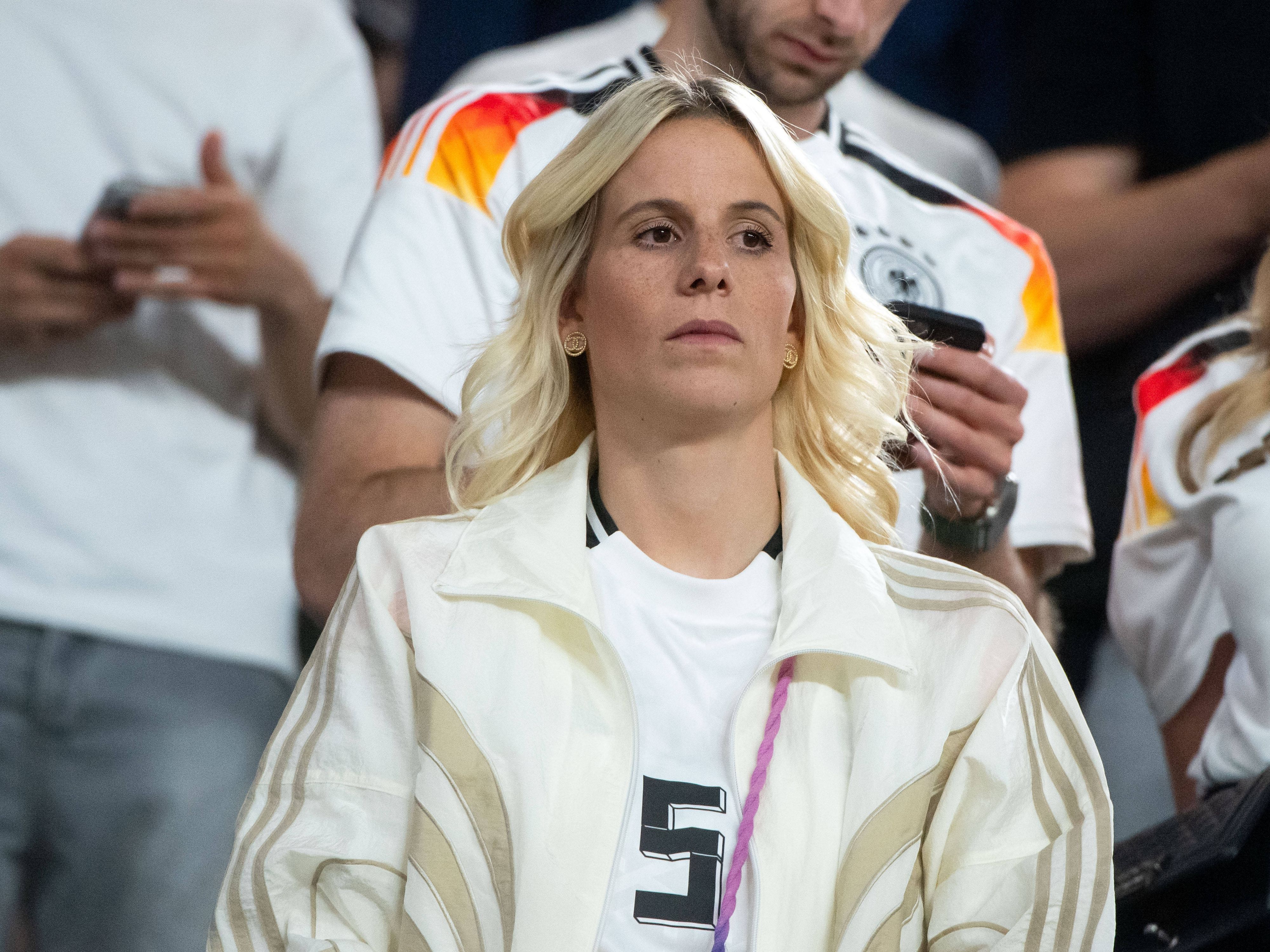 Sina Groß steht auf der Tribüne bei einem Spiel der deutschen Nationalmannschaft.