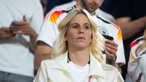 Sina Groß steht auf der Tribüne bei einem Spiel der deutschen Nationalmannschaft.