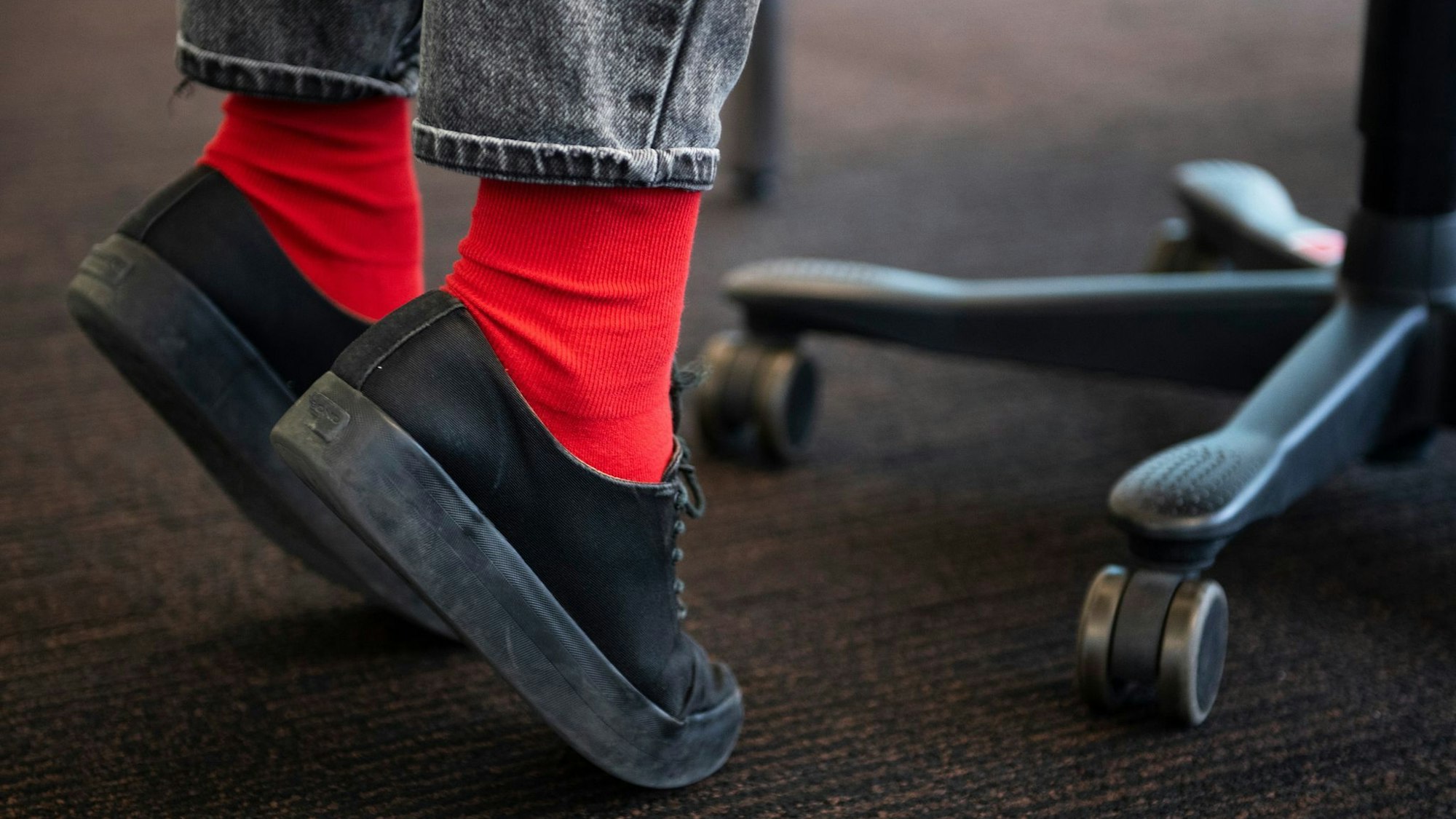 Person macht Zehenstand im Büro