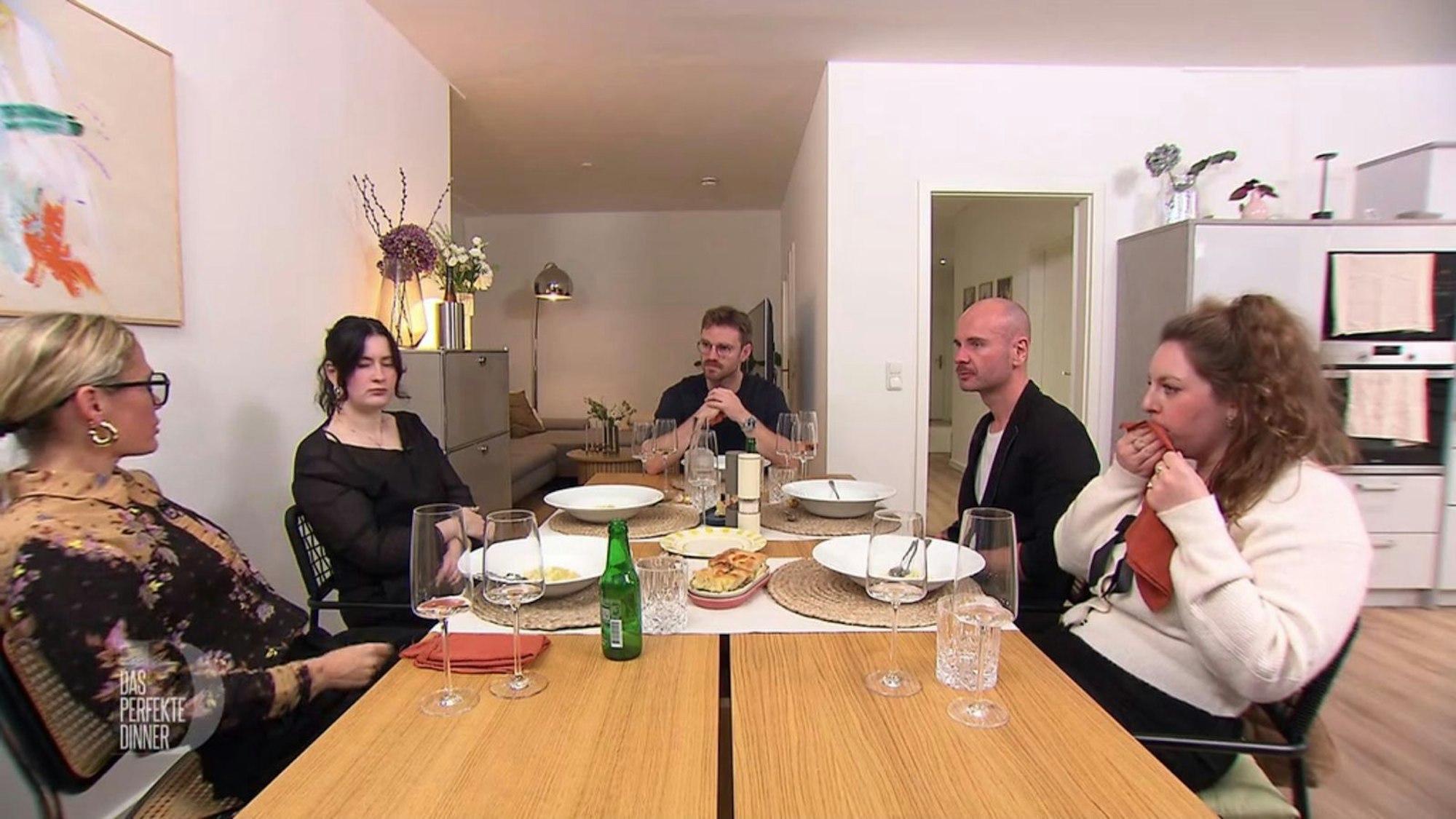 An Tag 2 trift sich die Kieler „Dinner“-Runde bei Patrick (31). (Bild: RTL)