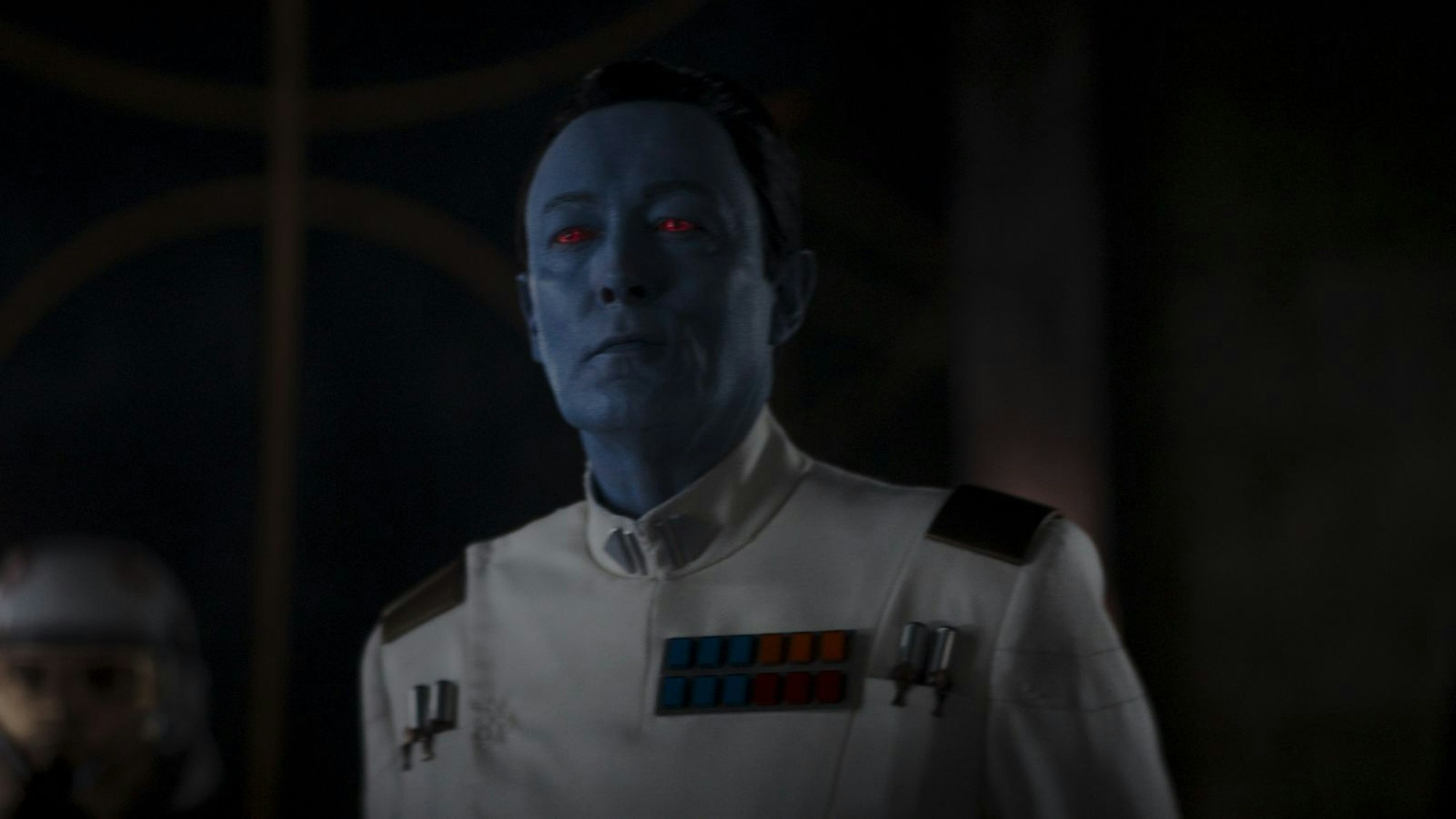 Dem fiesen Admiral Thrawn (Lars Mikkelsen) gelingt die Rückkehr ins bekannte „Star Wars“-Universum. (Bild: Disney+)