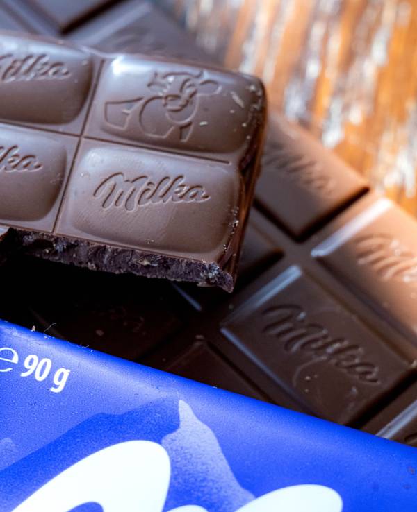 Neue Milka-Schokoladentafeln wiegen weniger, sehen aber fast aus wie früher.