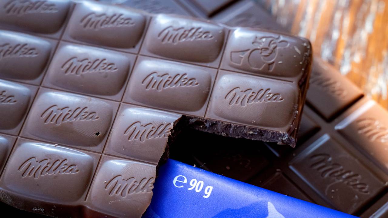 Neue Milka-Schokoladentafeln wiegen weniger, sehen aber fast aus wie früher.