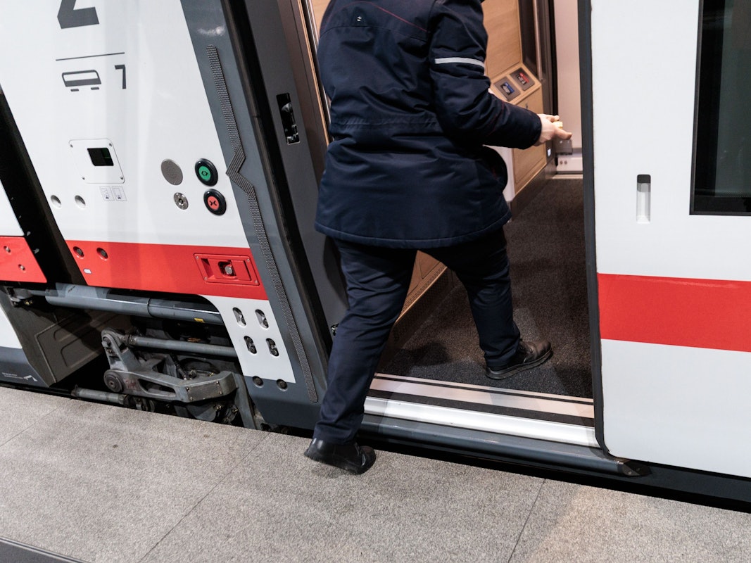 eine Person steigt in eine Bahn ein.