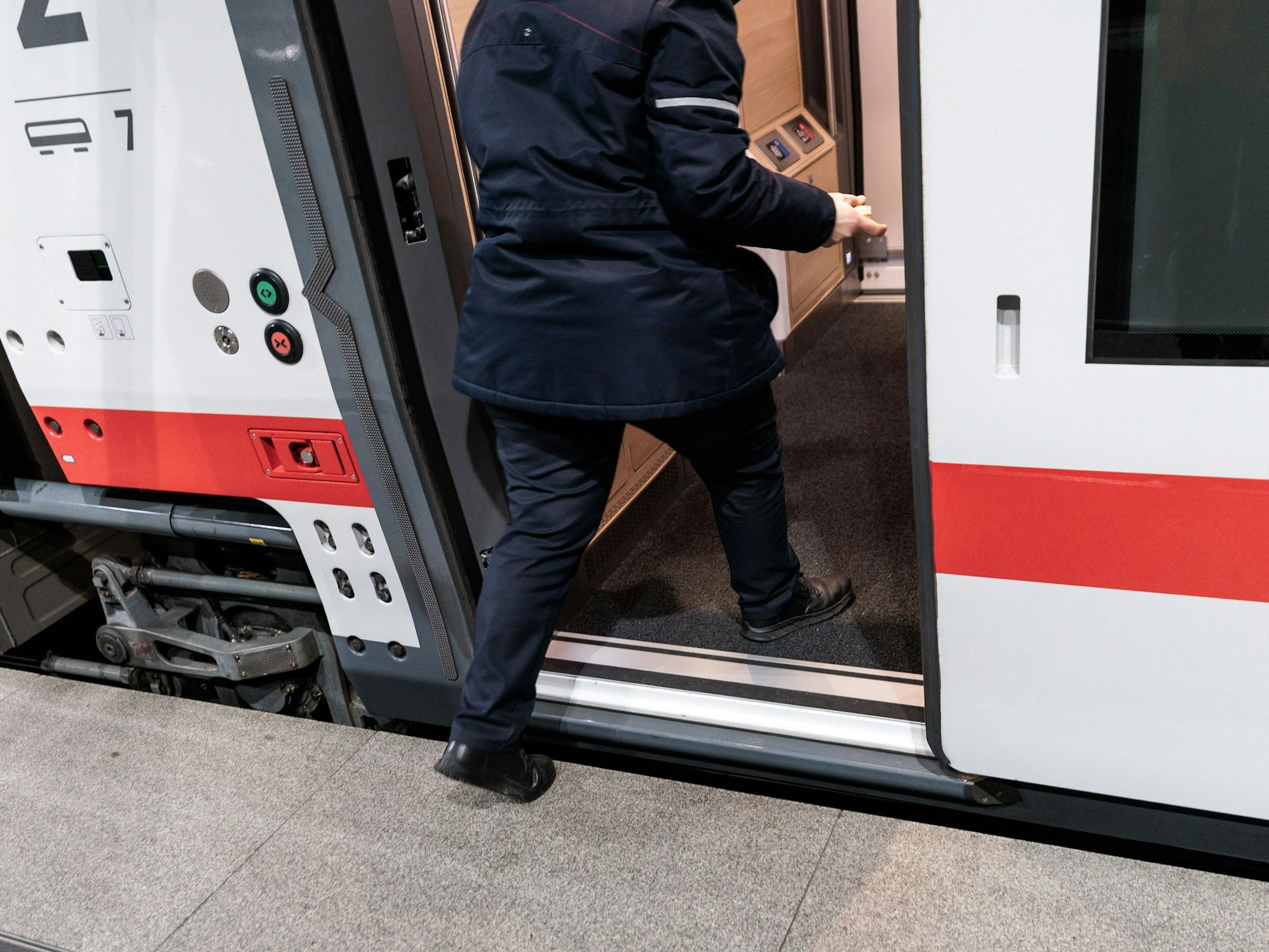 eine Person steigt in eine Bahn ein.
