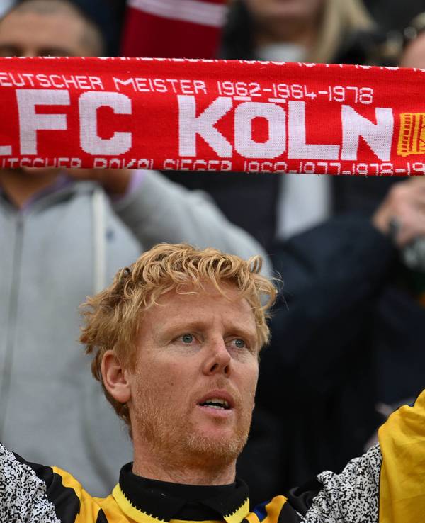 Jonas Reckermann mit Schal des 1. FC Köln im Rhein-Energie-Stadion.