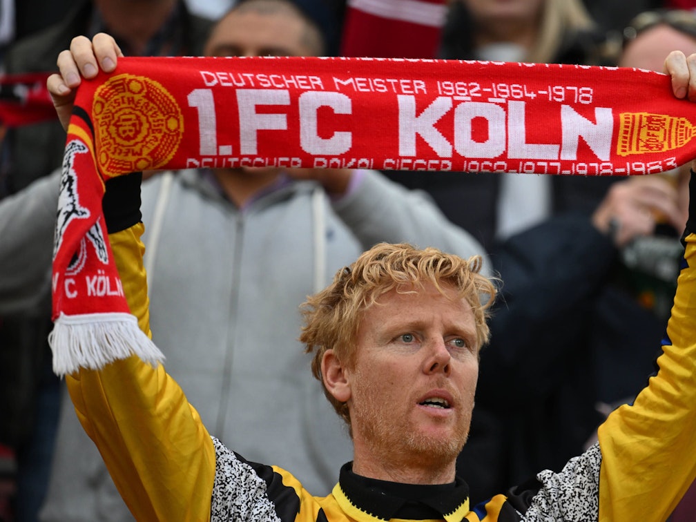 Jonas Reckermann mit Schal des 1. FC Köln im Rhein-Energie-Stadion.