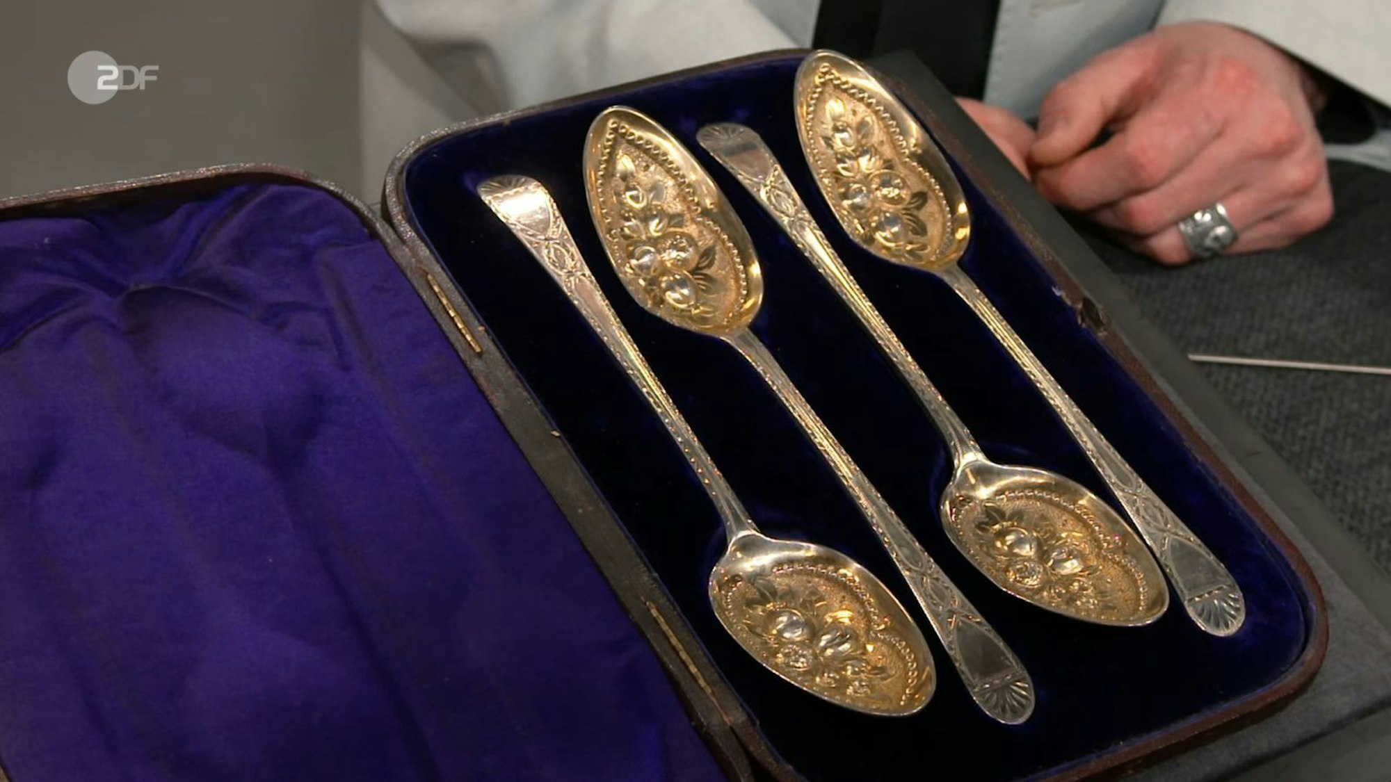 Vier edle Früchtelöffel aus England, datiert auf 1780 bis 1790, wollte Alexander für 250 Euro abgeben. Patrick Lessman erhöhte auf bis zu 650. Wolfgang Pauritsch war das schmucke Besteck-Set 500 Euro wert. (Bild: ZDF)